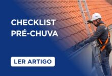Checklist pré- chuva. Homem em cima da escada apoiada no telhado tirando folhas da calha.