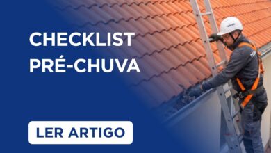 Checklist pré- chuva. Homem em cima da escada apoiada no telhado tirando folhas da calha.